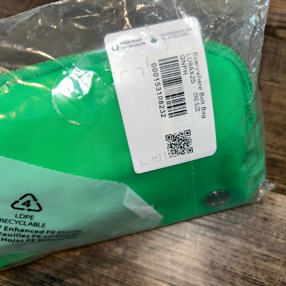 Kelly green Lululemon Everywhere Belt Bag